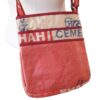 schoudertas van gerecyclede cementzak rood fair trade